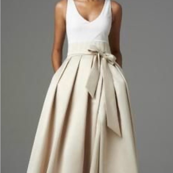 Gorgeous gown for many occasions - Picture 1 of 6